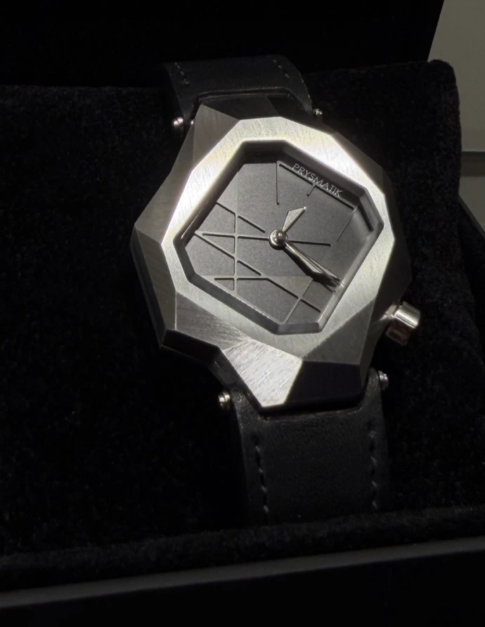 Montre PRYSMATIK LEA au design géométrique, boîtier octogonal et cadran minimaliste