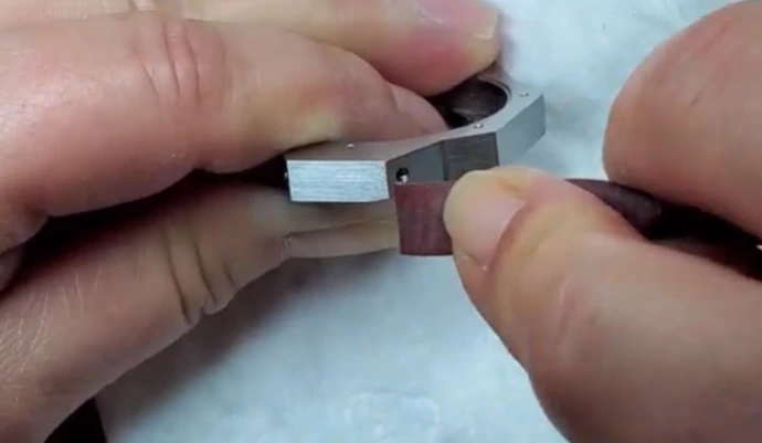 Terminaison satinage carrure